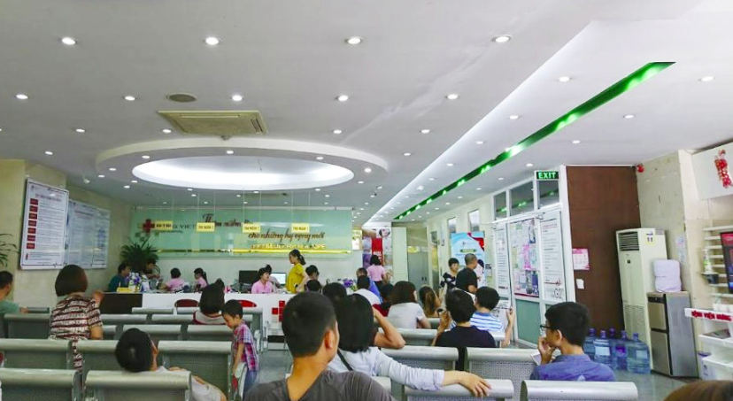 Quầy tiếp đón tại Bệnh viện Ung bướu Hưng Việt - Ảnh: BookingCare