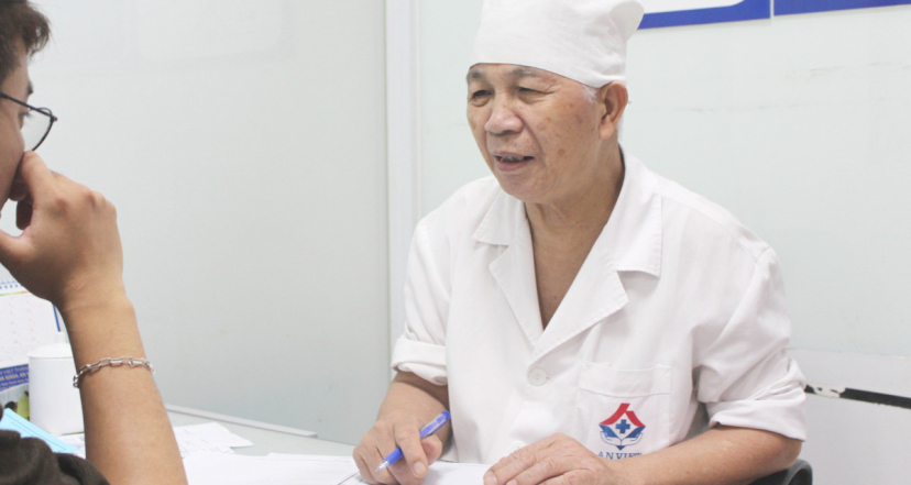 Bác sĩ Nguyễn Quang Cừ khám suy thận