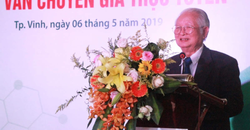 Bác sĩ Nguyễn Khánh Trạch khám bệnh dạ dày