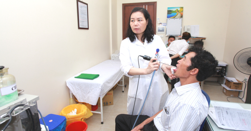 PGS Nguyễn Thị Hoài An nội soi Tai Mũi Họng cho bệnh nhân