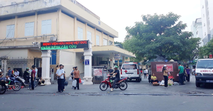 Cổng 16-18 Phủ Doãn, Bệnh viện Việt Đức
