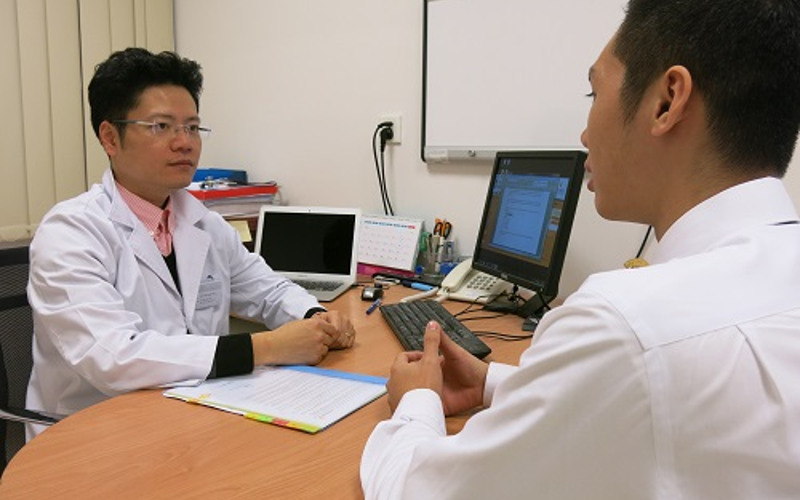 bác sĩ Nguyễn Ngọc Sơn đang khám chữa bệnh
