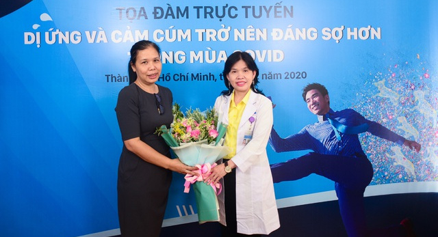 Phó Giáo sư, Tiến sĩ, Bác sĩ Lâm Huyền Trần (bên phải).