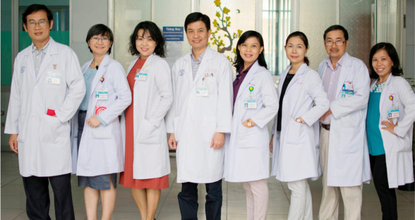 Bác sĩ Phan Huỳnh Phúc Linh (đứng thứ 3 từ trái sang) - Bác sĩ chuyên khoa Cơ xương khớp