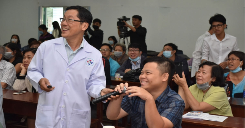 Tiến sĩ, Bác sĩ Nguyễn Nam Hà (áo trắng).