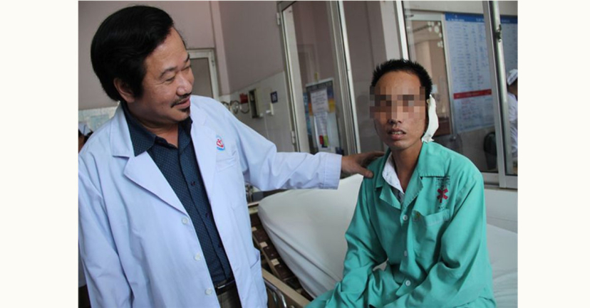 BS Phạm Ngọc Chất thăm khám cho bệnh nhân