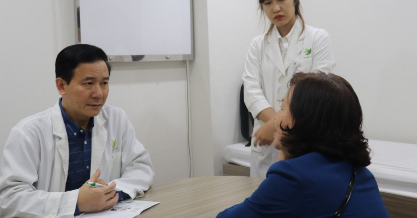 Bác sĩ Nguyễn Trong Hưng thăm khám tại Phòng khám Meditec