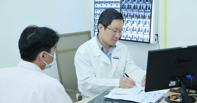 BC.CKII Lê Hồng Anh thăm khám cho bệnh nhân tại Phòng khám Phổi Sài Gòn