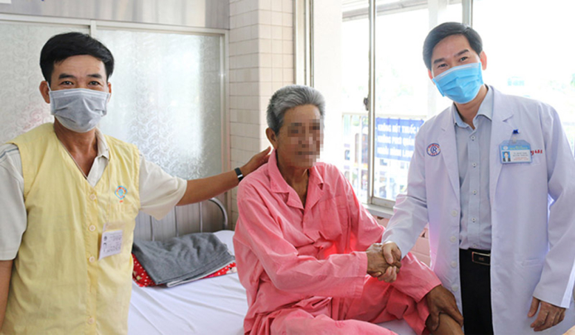 Bác sĩ khoa Ngoại Tiêu hóa bắt tay với bệnh nhân ung thư dạ dày, vừa thực hiện thành công ca phẫu thuật