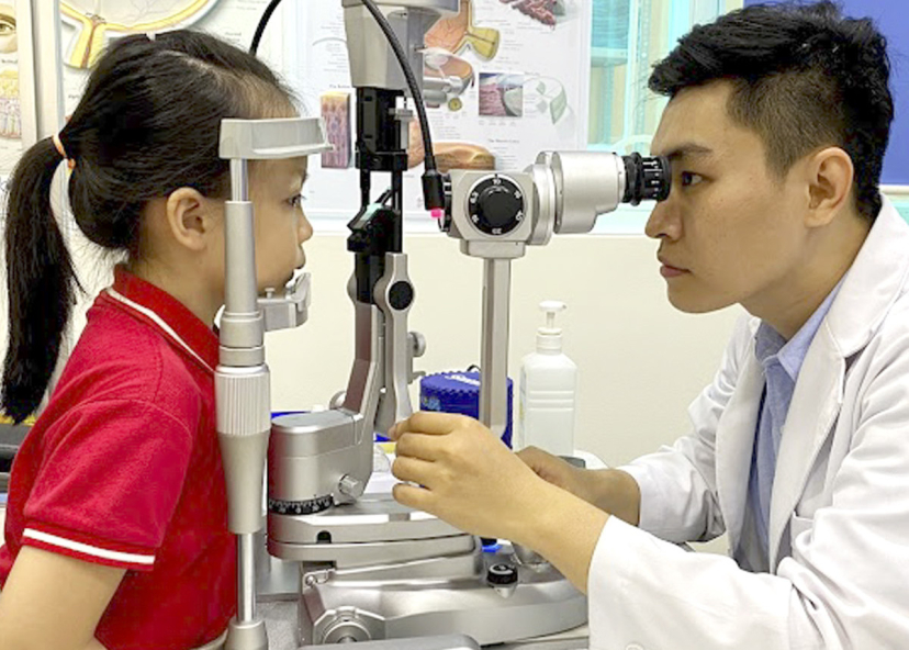 Bác sĩ Trung tâm Mắt Sài Gòn Hikari đo khúc xạ mắt cho bệnh nhân