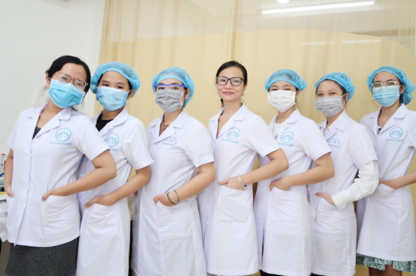 BS Phí Thị Tuyết Nga (đứng giữa) và đội ngũ bác sĩ, nhân viên y tế tại Lotus Clinic