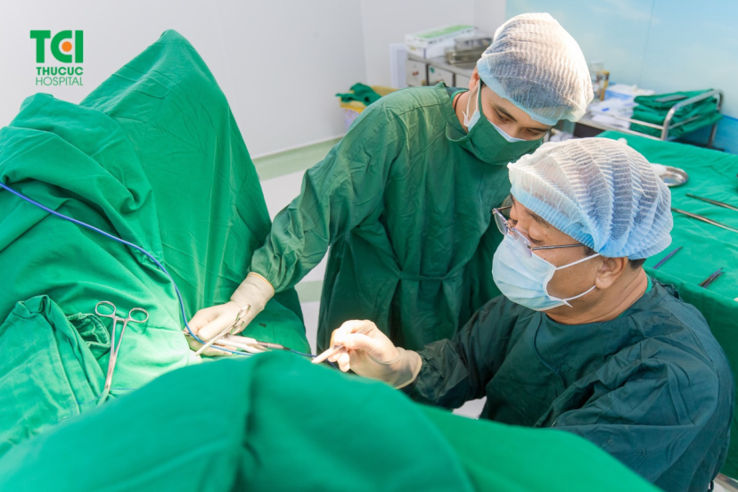 TS.BS Lê Minh Sơn thực hiện phẫu thuật cắt trĩ cho bệnh nhân tại BV Thu Cúc