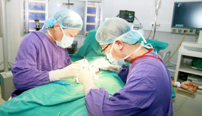 PGs Nguyễn Quang trực tiếp thực hiện cắt bao quy đầu cho bệnh nhân tại bv việt đức