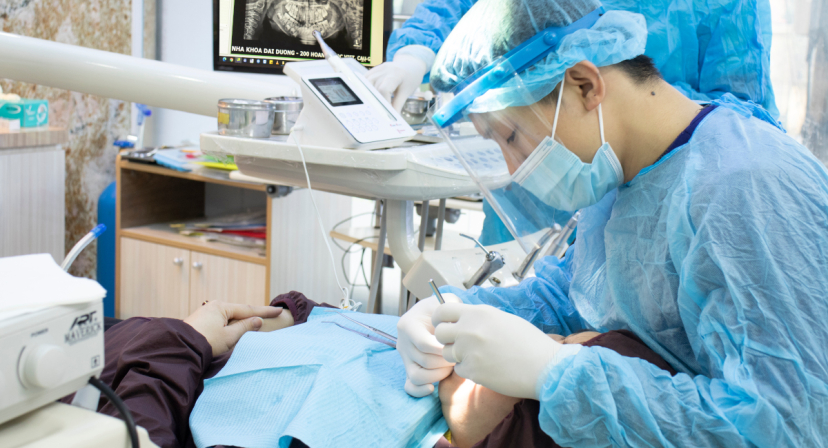bác sĩ tư vấn trồng răng implant cho khách hàng