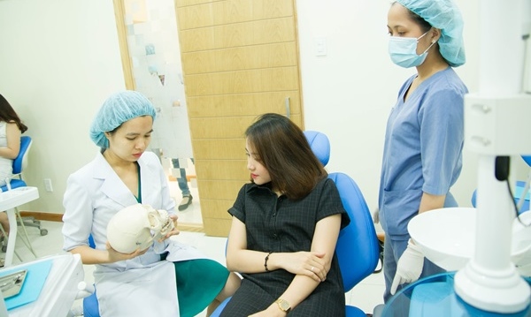 Bác sĩ tư vấn bọc răng sứ - Nguồn: Nha khoa Kim