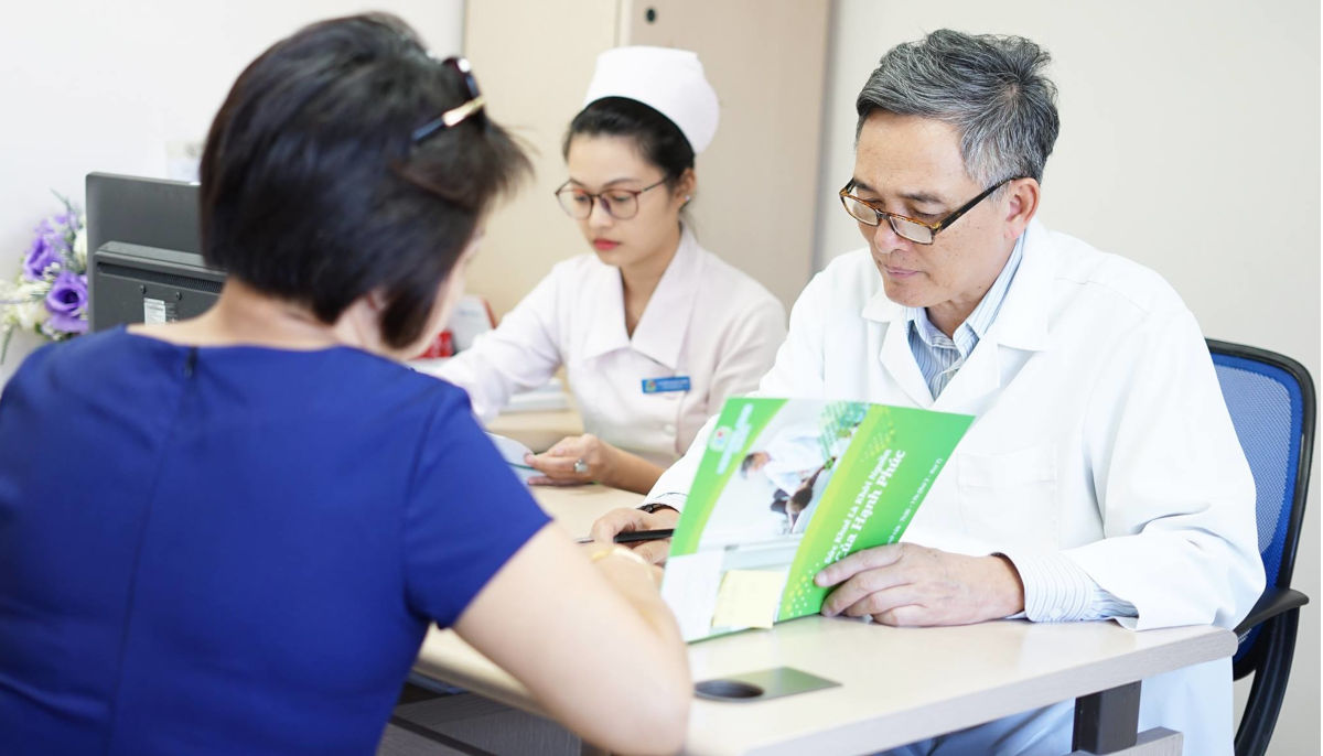GS Đào Văn Long thăm khám cho bệnh nhân đau dạ dày