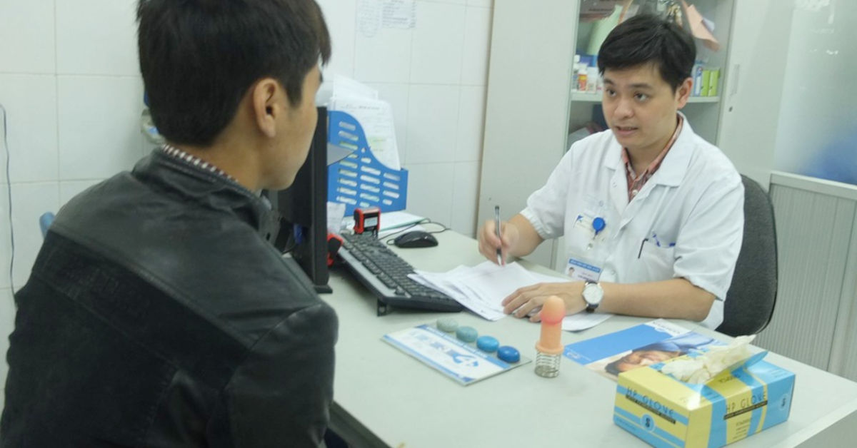 bác sĩ Trịnh Hoàng Giang thăm khám cho bệnh nhân