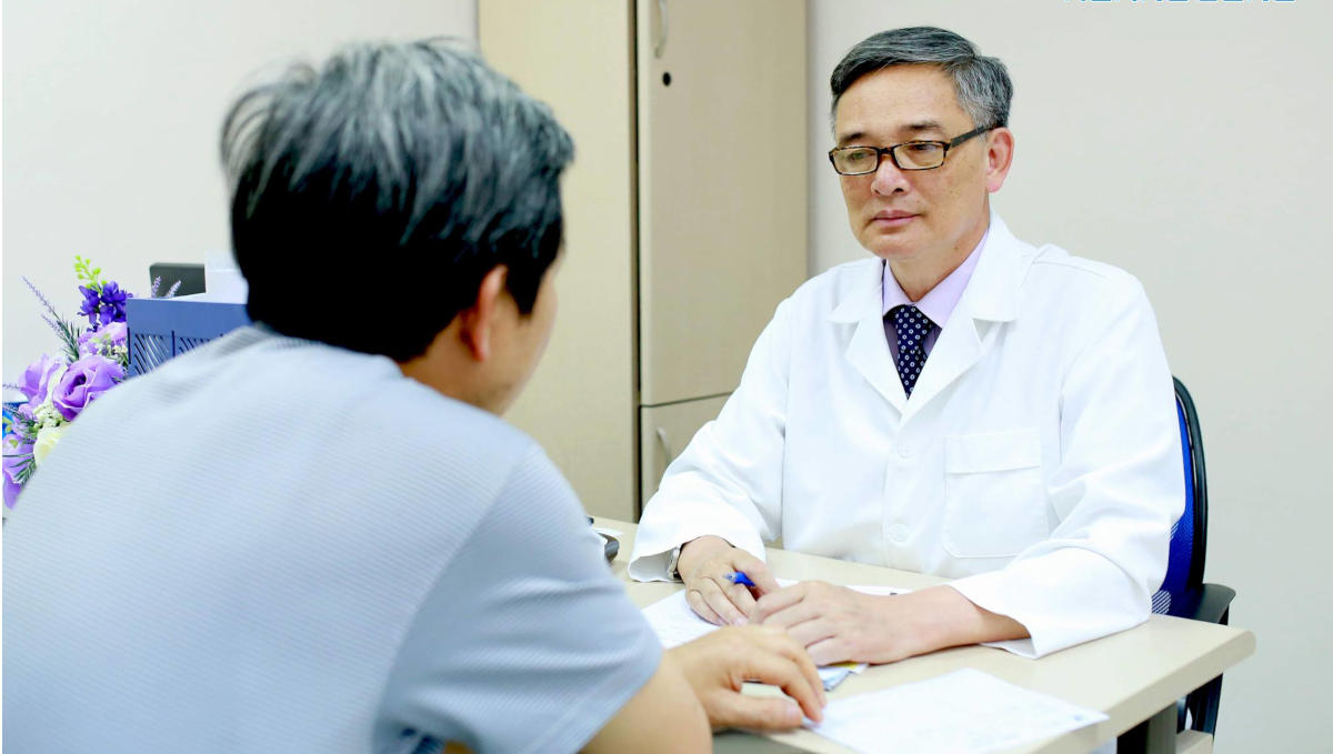 Bác sĩ Đào Văn Long đang khám cho bệnh nhân