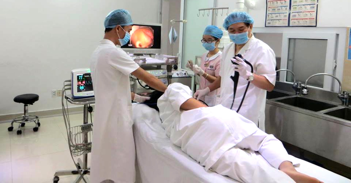 Giáo sư Hà Văn Quyết (bên phải) và ekip tiến hành nội soi dạ dày cho bệnh nhân