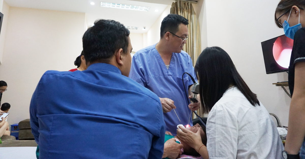 Bác sĩ Đào Đình Thi đang nội soi cho bệnh nhân