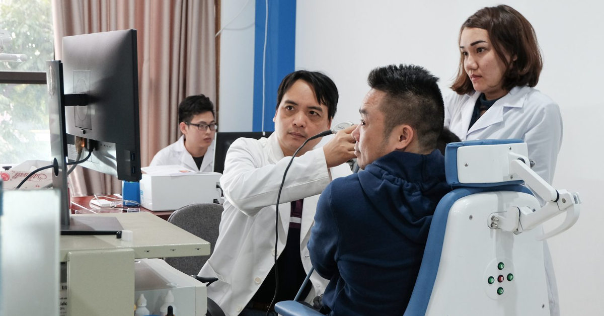 bác sĩ Nguyễn Tuyết Xương nổi tiếng khám tai mũi họng cho trẻ